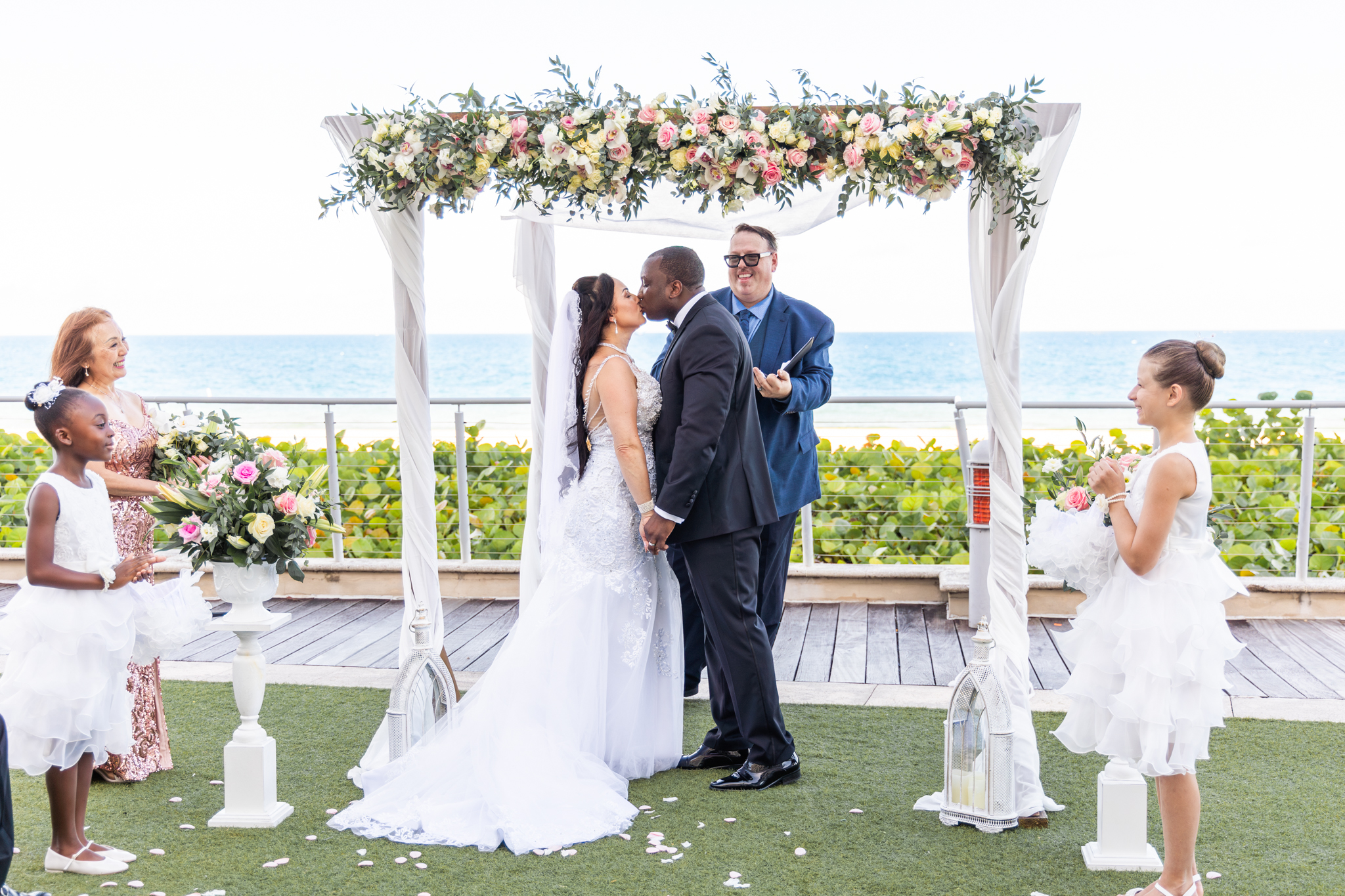 Eddy & Nataly under arch 2